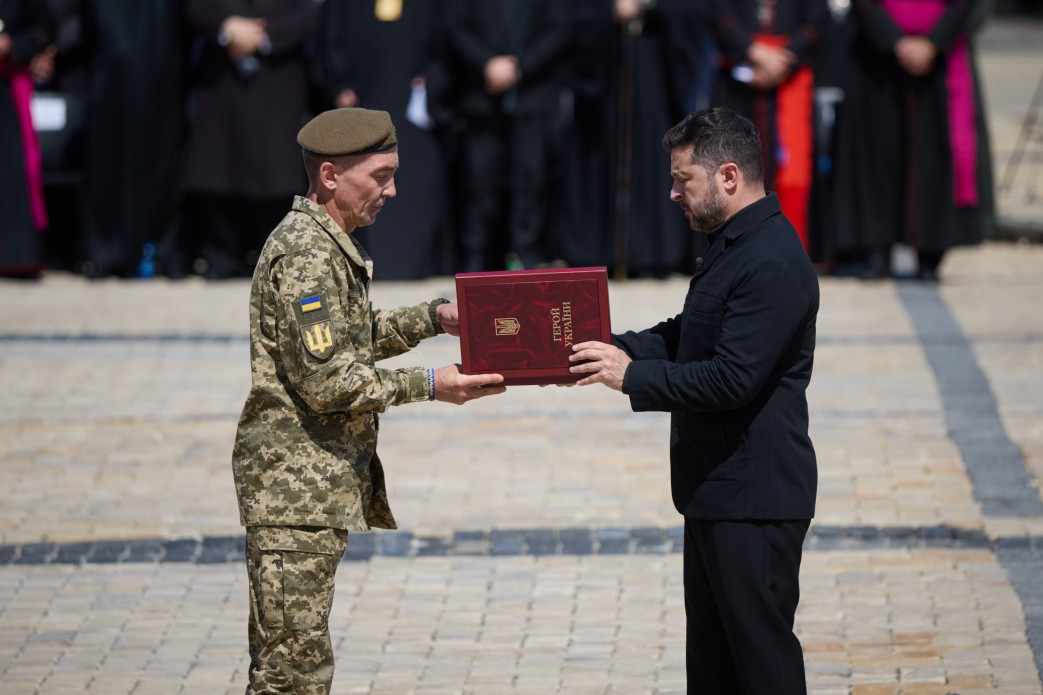 У День Української Державності Президент відзначив нагородами військових і цивільних та вручив паспорти юним українцям