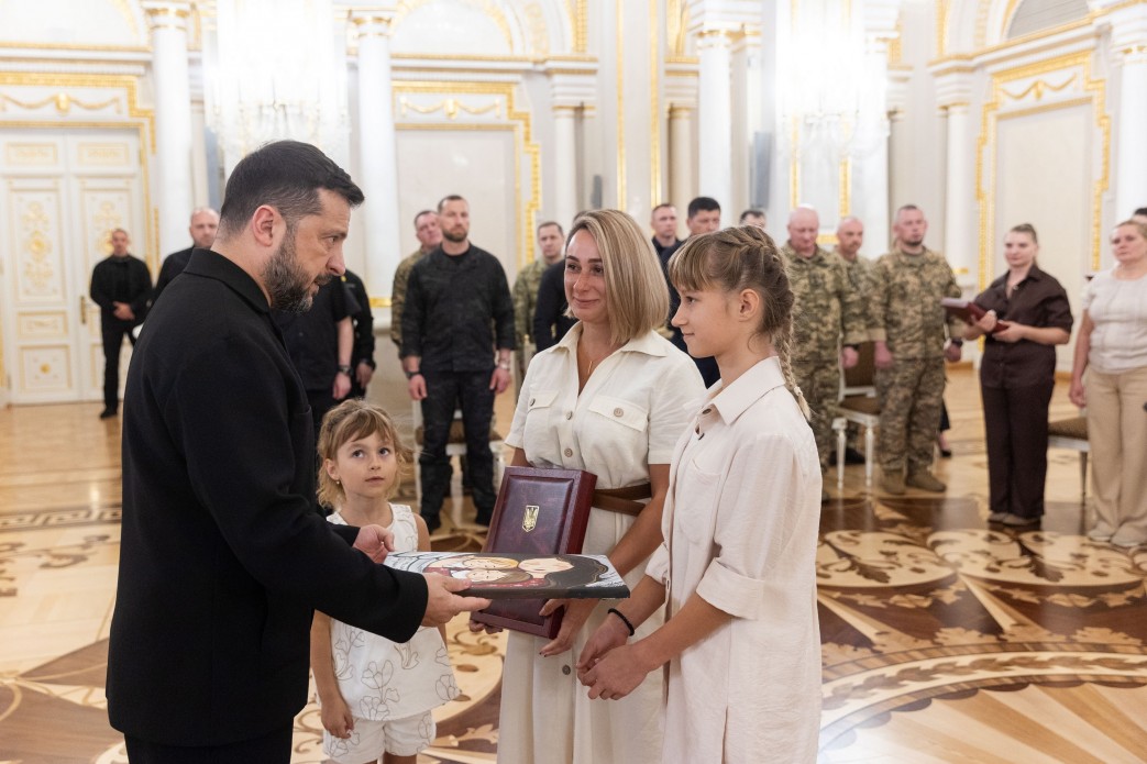 Ми шануємо українських воїнів, ми шануємо сміливість народу України – Президент під час вручення нагород захисникам і рідним загиблих військових