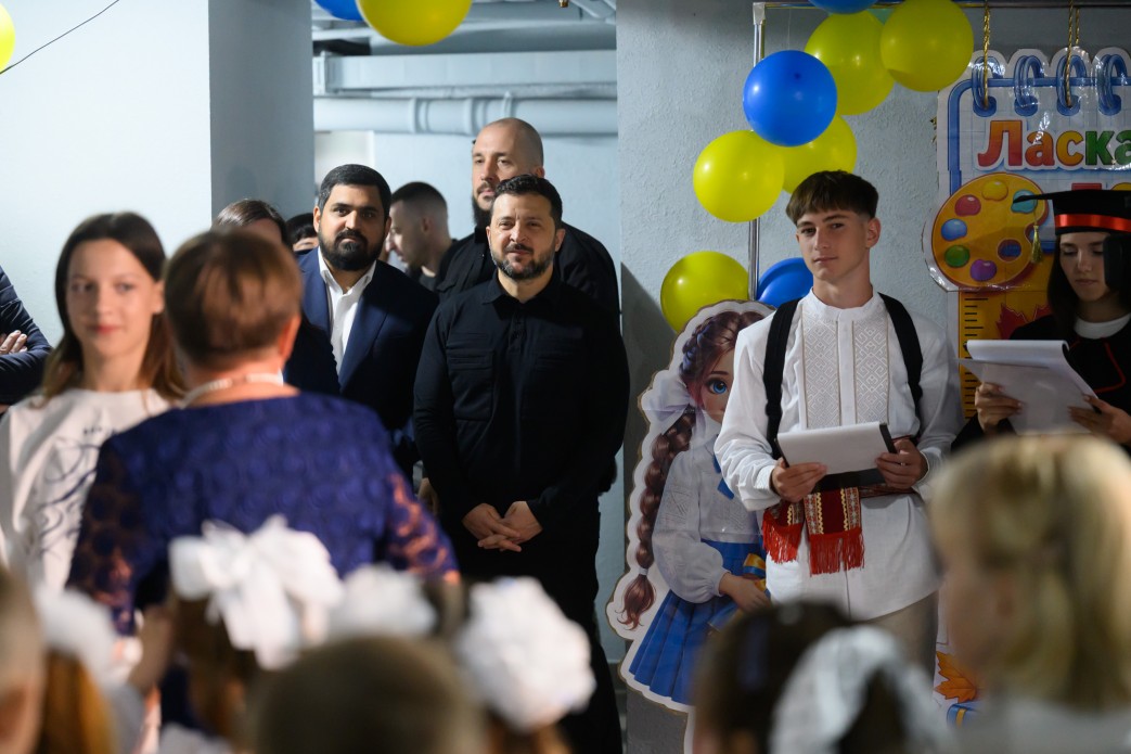 Президент поспілкувався з учнями в одній зі шкіл на Київщині та привітав їх із початком нового навчального року.