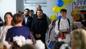 Президент поспілкувався з учнями в одній зі шкіл на Київщині та привітав їх із початком нового навчального року.