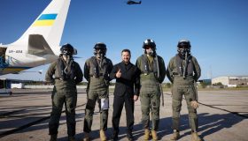 Володимир Зеленський зустрівся з українськими пілотами, які в Канаді навчаються працювати на сучасних іноземних літаках, що вже є і ще надійдуть на озброєння ЗСУ