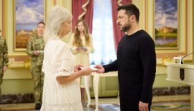 Ми продовжуємо традицію вдячності українським воїнам – Президент під час вручення 25 сертифікатів на квартири Героям України та рідним загиблих захисників