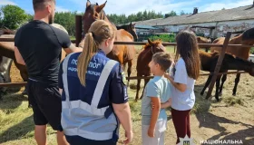 Поранені поліцейські та їхні родини взяли участь у психологічному заході з елементами іпотерапії
