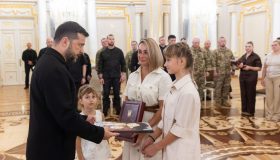 Ми шануємо українських воїнів, ми шануємо сміливість народу України – Президент під час вручення нагород захисникам і рідним загиблих військових