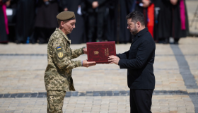 У День Української Державності Президент відзначив нагородами військових і цивільних та вручив паспорти юним українцям